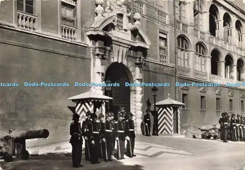 D234031 Monaco Les Carabiniers de S A S le Prince de Monaco Devant l Entree du P