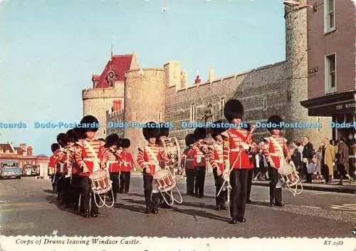 D238723 Corps of Drums verlässt Windsor Castle Valentine