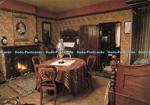D238923 Pit Cottage Interieur von ca. 1890 zeigt bestes vorderes Zimmer mit halben Tes