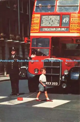 D239215 Londoner Polizist im Point-Dienst die fotografischen Grußkarten natürlich C