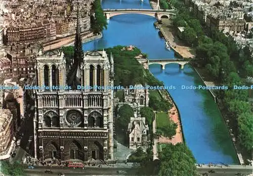 D236911 En Avion Au Dessus De Paris Notre Dame