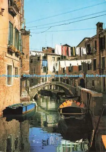 D234975 Venedig Ein typisch venezianischer Kanal G Gerlin
