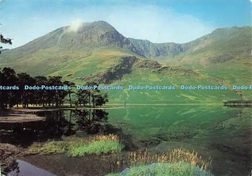 D230524 Buttermere mit hohem Felsen und hohem Stil mit Blick über den See zu hoch