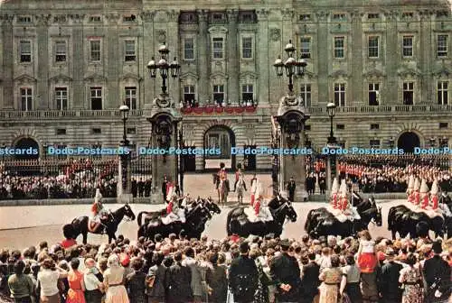 D230587 H M Die Königin am Eingang zum Buckingham Palace nach der Zeremonie des