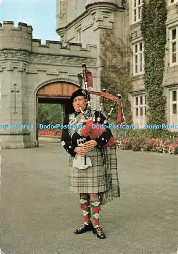 D235368 The Queens Piper In Balmoral Dress Pilgrim Press