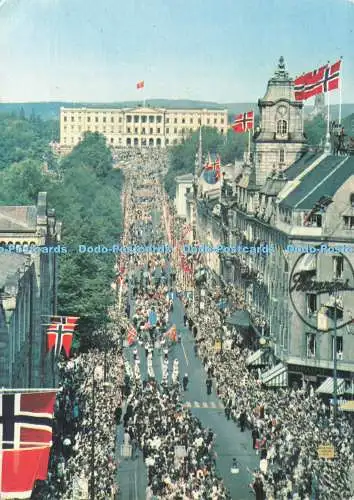D235471 Norwegen Oslo Die Karl-Johan-Allee mit dem Königspalast Mittet