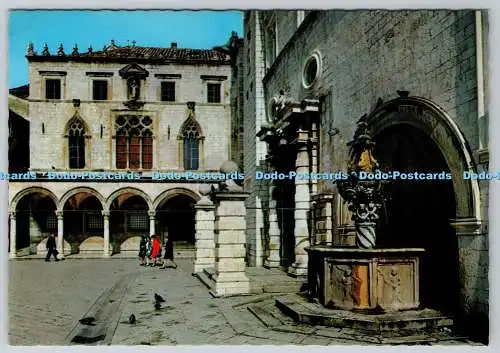 D316229 Dubrovnik. Der Sponza-Palast und das Onofrio. Kleiner Brunnen. Turistkome