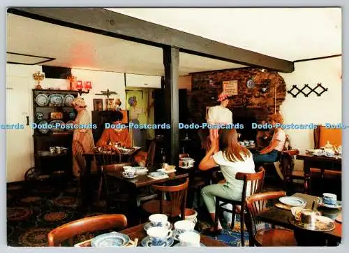 D320682 Totnes. Devon. Ein Hauch von Yesteryear Tea Room. Top of High Street. Beric