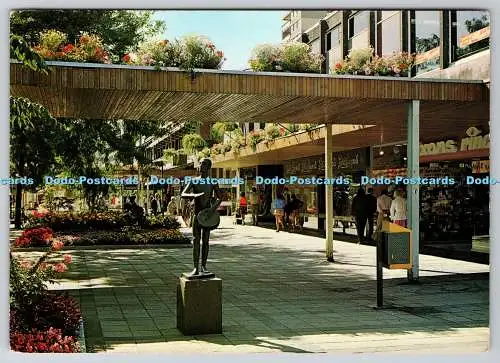 D319066 Holland. Rotterdam. Einkaufszentrum Lijnbaan mit der Statue Trommmeislag