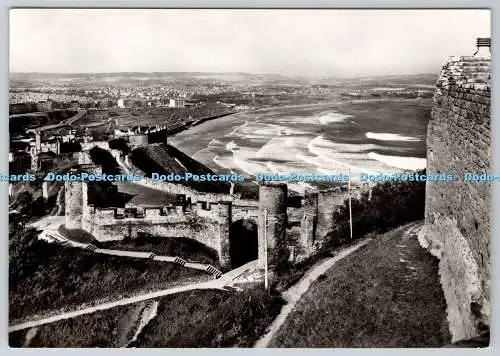 D320748 Yorkshire. Scarborough Castle. Deiche und Barbakane vom Schloss. Looki