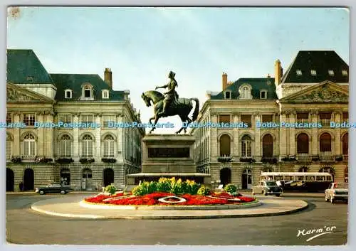 D320921 Orleans. Loiret. Place du Martroi. Statue de Jeanne d Arc. Schaden or. 1966