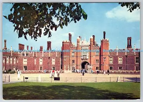 D316741 Hampton Court Palace. Middlesex. The Great Gatehouse and Moat Bridge Wes