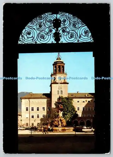 D321174 Salzburg. Residenzplatz mit Glockenspielturm. Schones Osterreich. Wien.