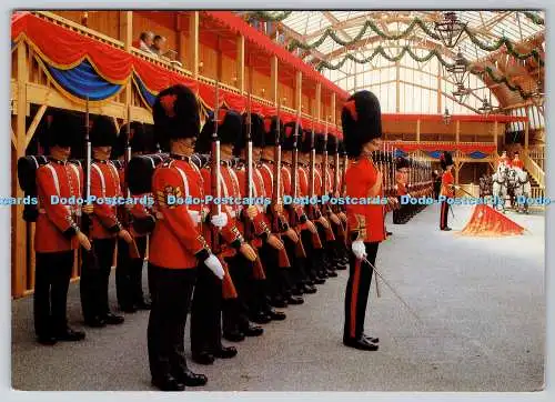 D316854 Royal Salute Present Arms von Coldstream Guards. Madame Tussauds Royalty