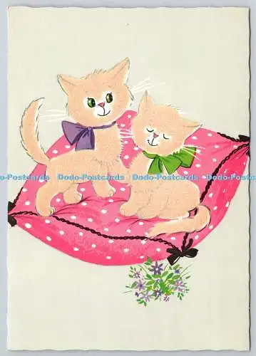 D321331 Zwei Katzen ruhen auf dem rosa Kissen. Krüger. Westdeutschland. Postkarte