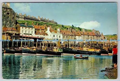 D321899 Whitby. Schottische Heringsboote mischen sich mit der lokalen Flotte neben dem Kai in