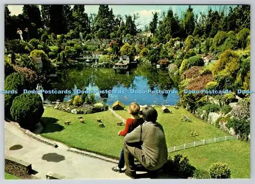 D321935 Beaconsfield. Bekonscot Model Village. Gesamtansicht des Sees. Jarrold. Nein