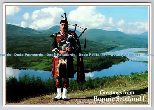 D324462 Schottland im Fokus. Scottish Piper über Loch Garry im Auenland von Inverness. J