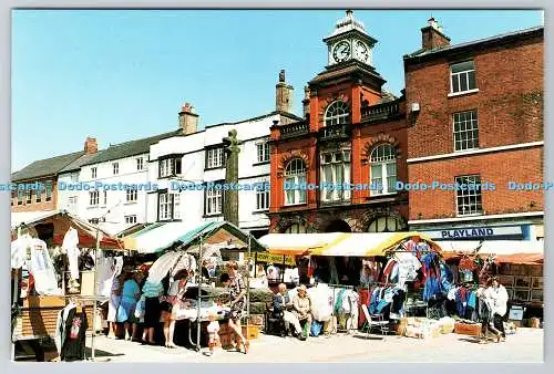 D324982 Der Marktplatz. Lauch. Staffordshire. Am Markttag umgeben Stände die