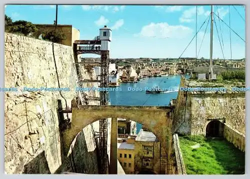 D325234 Malta. Aufzug in Upper Baracca Gardens. Joseph Calleja. Valletta. Roberts.