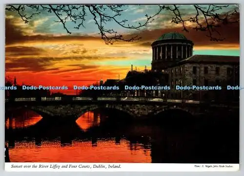 D328766 Irland. Dublin. Sonnenuntergang über dem Fluss Liffey und Four Courts. E. Nagele