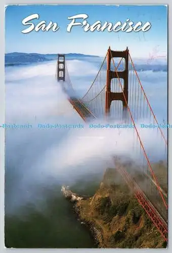 D326194 San Franciscos berühmter Nebel rollt durch die Golden Gate Bridge. Andrew M