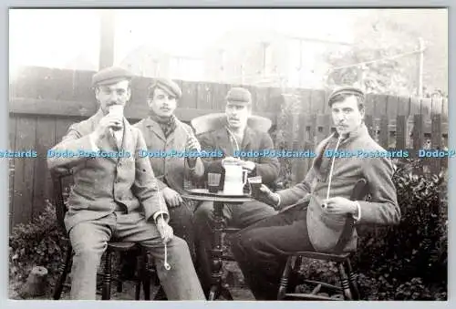 D325373 Preston. Unbekannte Männer trinken 1890er Jahre. Harris Museum and Art Gallery. Laut