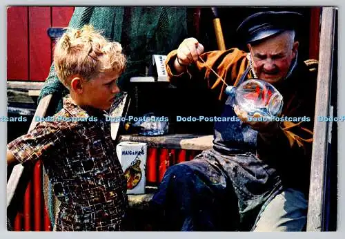 D325375 Fischer und Versand in Flaschen. J. Arthur Dixon. Naturfarbfotografie