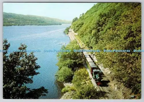 D334258 Llanberis. Gwynedd. Ein Zug, der neben Llyn Padarn am Llanber fährt