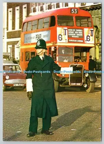 D326374 Londoner Polizist steuert den Verkehr mit leiser Effizienz. W. W. Roberts B