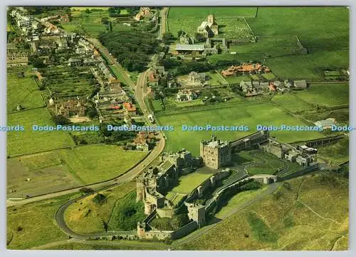 D33490 Schloss Bamburgh und das Dorf vom Meer. Aus der Bibliothek von AirFot