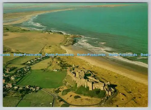 D334392 Bamburgh Castle Budle Bay und Holy Island. Northumberland. Aus der Bibliothek