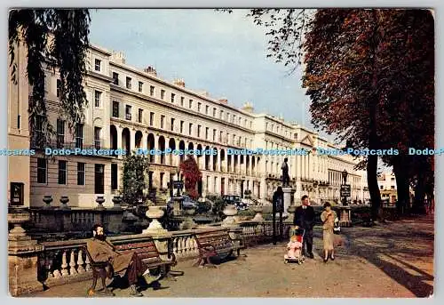 D331618 Cheltenham. Gloucestershire. Die von Bäumen gesäumte Promenade. J. Arthur Dixon.
