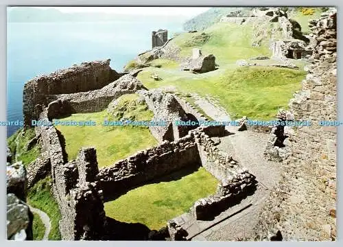 D328987 Inverness Shire. Loch Ness. Urquhart Castle. Nether Bailey mit Resten