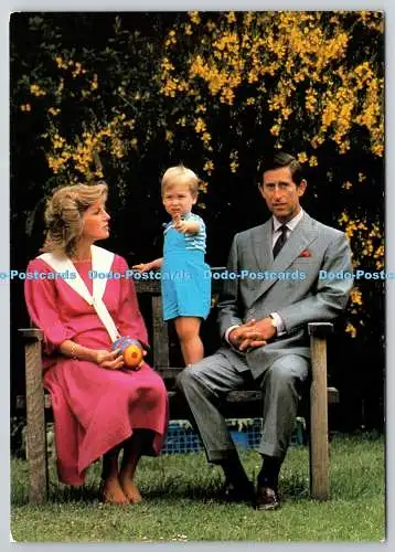 D326433 Der Prinz und die Prinzessin von Wales mit Prinz William im Alter von 2 Jahren. Tim G