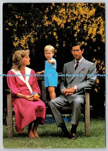 D326434 Der Prinz und die Prinzessin von Wales mit Prinz William im Alter von 2 Jahren. Tim G