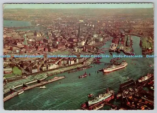 D331744 Hamburg. Hafenszene und die Stadt