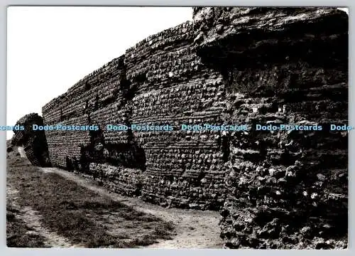 D331749 Suffolk. Burgh Castle. Die Südwand. Krone