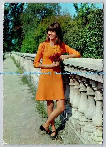 D326546 Brünettes Mädchen in orangefarbenem Kleid mit Blumen. Becami. Italien. N. 843. PM. C
