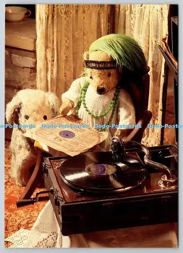 D329142 Musikalisches Zwischenspiel. Vintage Spielzeugtiere hören Schallplatten. Jeremy Neav