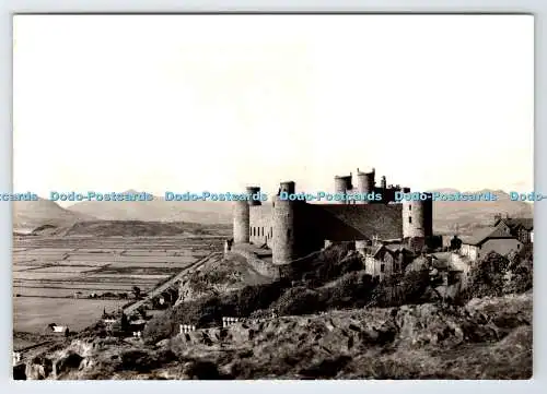 D334564 Harlech. Merioneth. Schloss von Süden mit Snowdon im Hintergrund. Minist