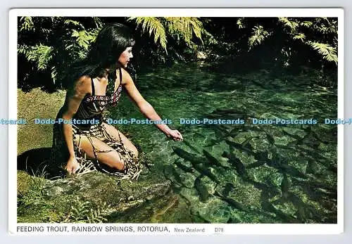 D334593 Neuseeland. Rotorua. Forellen füttern. Rainbow Springs. Colin Zweig ganz