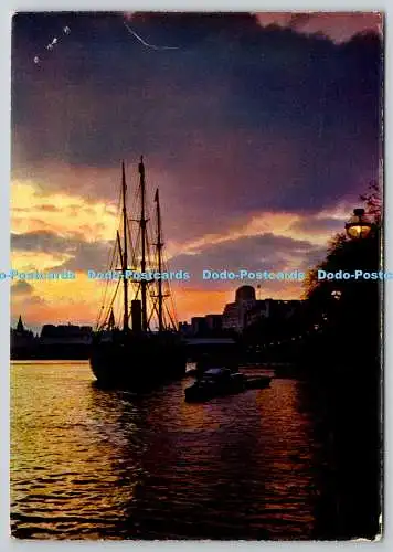 D325826 London. Sonnenuntergang über der Themse und H.M.S. Discovery. S. E. Punter. J.