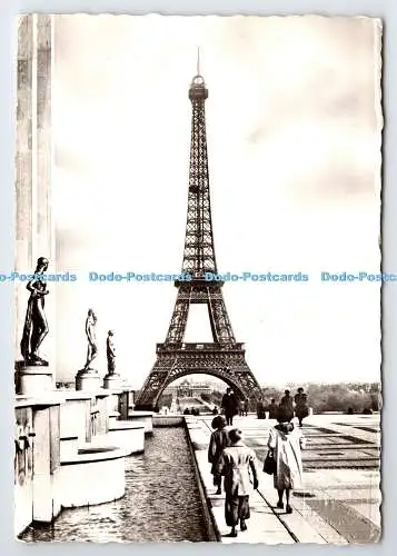 D33476 Paris. La Tour Eiffel et la Terrasse du Palais de Chaillot. Speciale de