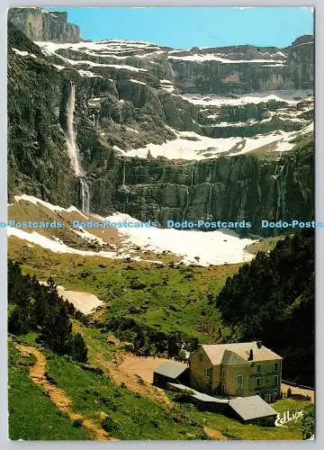 D325915 Hautes Pyrenees. Gavarnie. Le Cirque. L Hotel du Cirque et la Grande Cas
