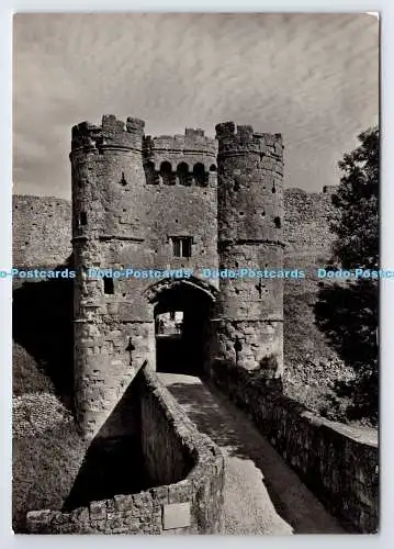 D334739 Isle of Wight. Carisbrooke Castle. Das Torhaus aus dem Westen. Ministerium