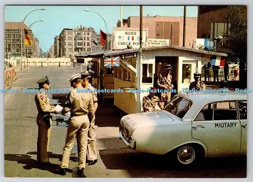 D332105 Berlin. Checkpoint Charlie. Hans Andres