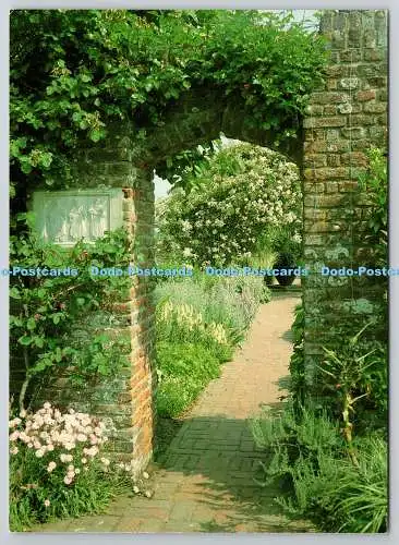 D326069 Kent. Sissinghurst Castle. Weißer Garten durch Bischofstor. Roger Penn