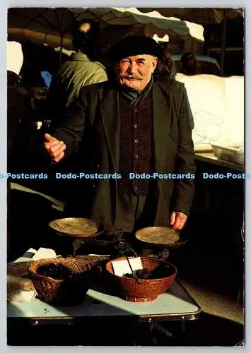 D329491 Image du Perigord. Pesage des truffes diamants noirs de la cuisine. In E
