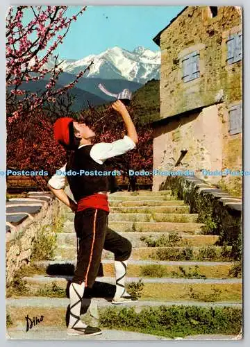 D329496 Jeune Catalan buvant au Porro. Au fond le Canigou. Folklore et Couleurs